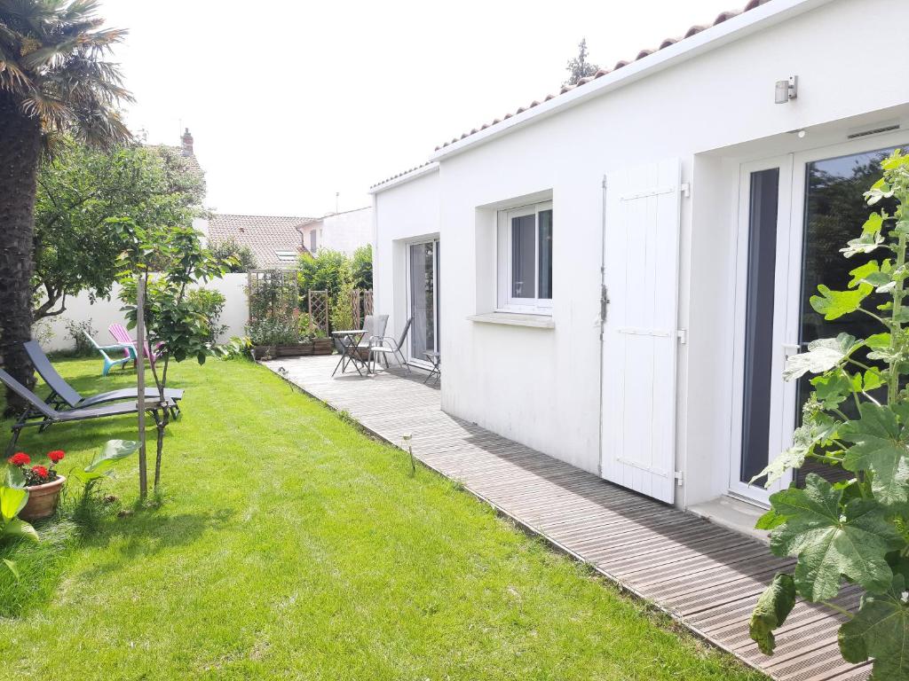 una casa bianca con giardino e prato di 33 Bis a La Rochelle