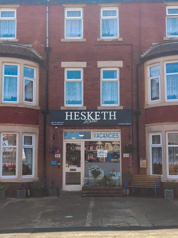 eine Ladenfront an einem Backsteingebäude mit einem Schild in der Unterkunft Hesketh Hotel in Blackpool