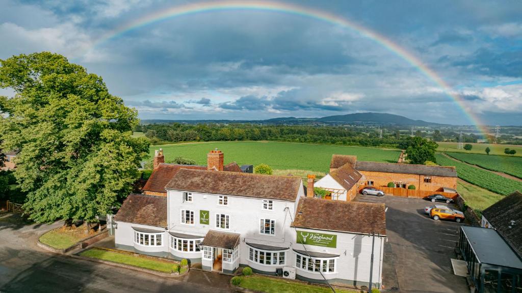 una vista aérea de una casa con un arco iris en The Haughmond, en Shrewsbury