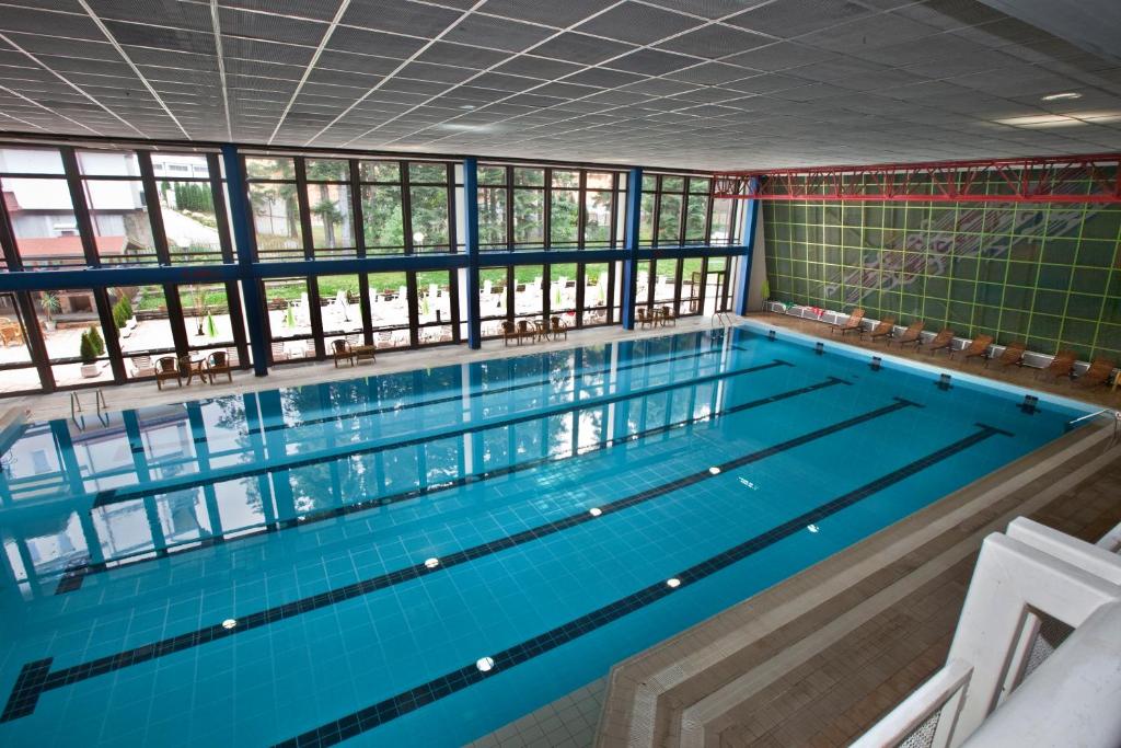 Bazén v ubytování Hotel Samokov nebo v jeho okolí