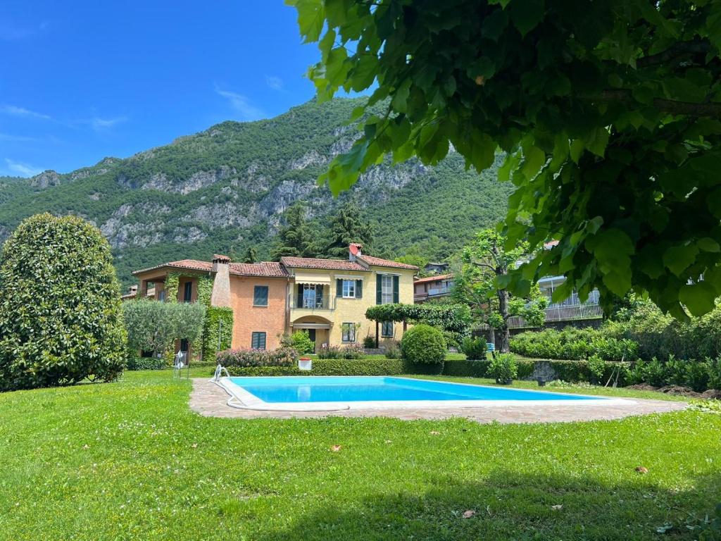 a house with a swimming pool in a yard at Emma's House in Lierna