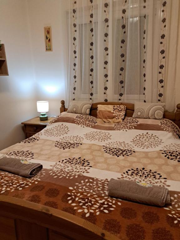 Łóżko lub łóżka w pokoju w obiekcie Tündérfátyol apartmanház