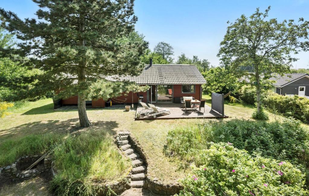 une arrière-cour avec une maison et un jardin avec un sentier dans l'établissement Cozy Home In Korsr With Kitchen, à Korsør