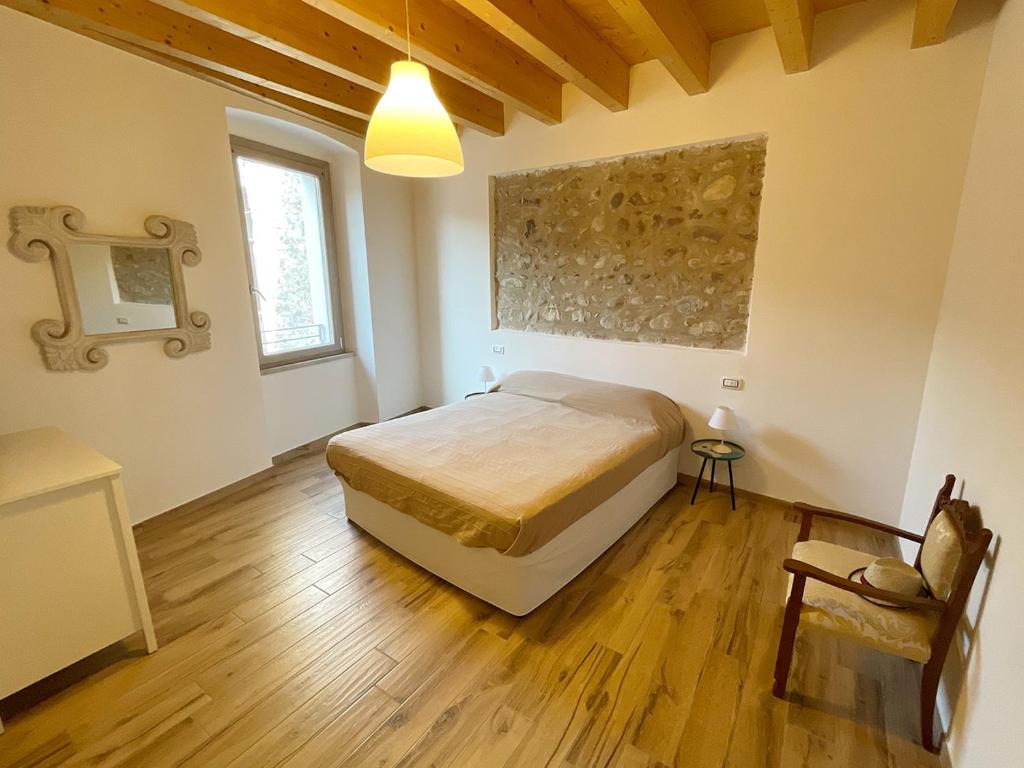 Postel nebo postele na pokoji v ubytování Le Logge del Garda