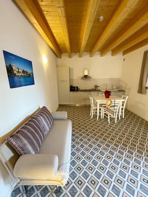 Kuchyň nebo kuchyňský kout v ubytování Le Logge del Garda