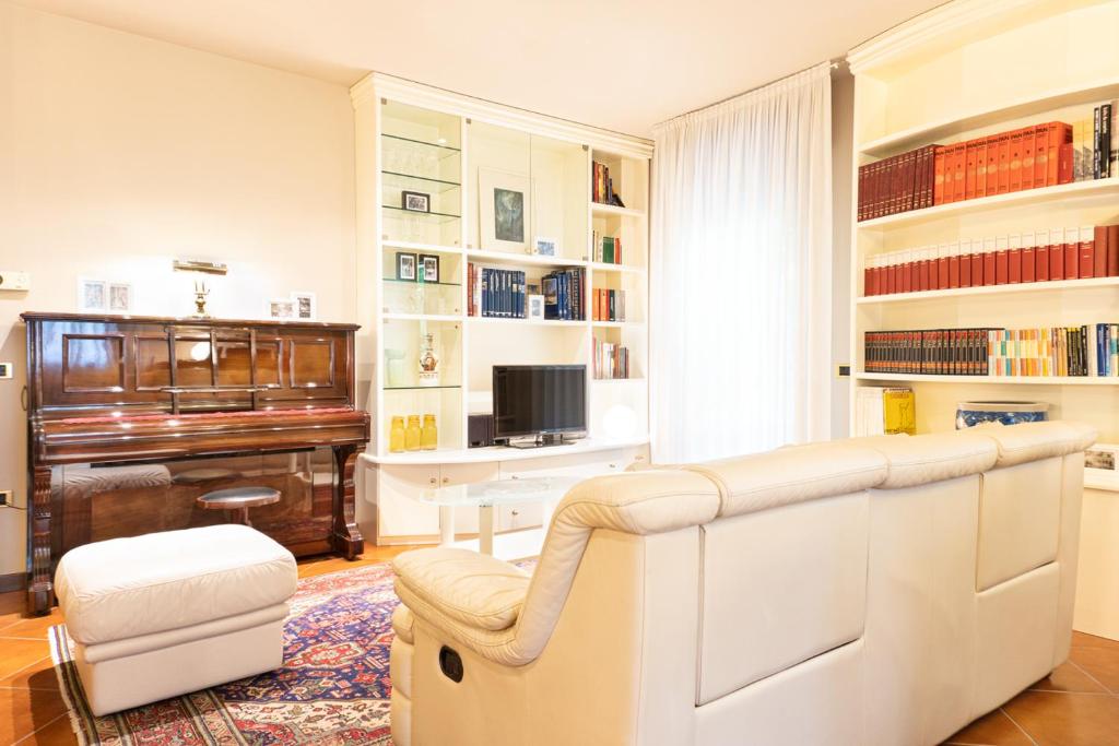 uma sala de estar com uma cadeira e um piano em Casa di Wanni em Treviso