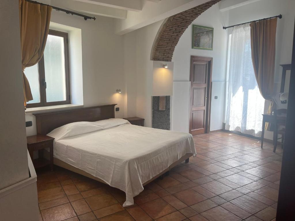 Postel nebo postele na pokoji v ubytování Hotel Capomulini 3 Stelle