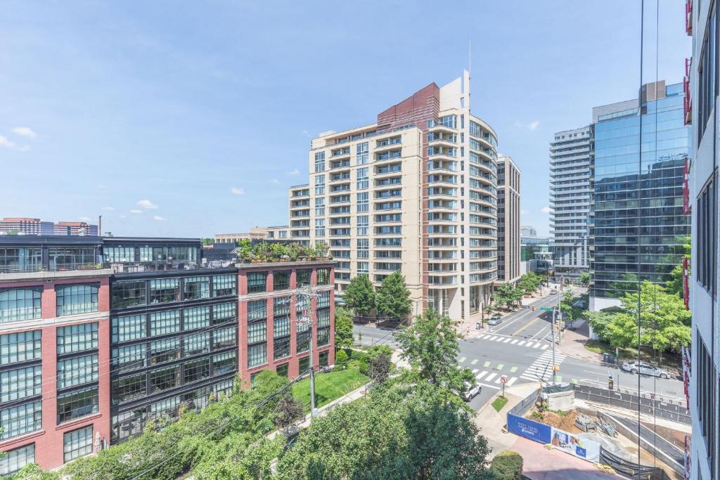 una vista aerea di una città con edifici alti di 2BR Executive Apartment in Prime Location ad Arlington