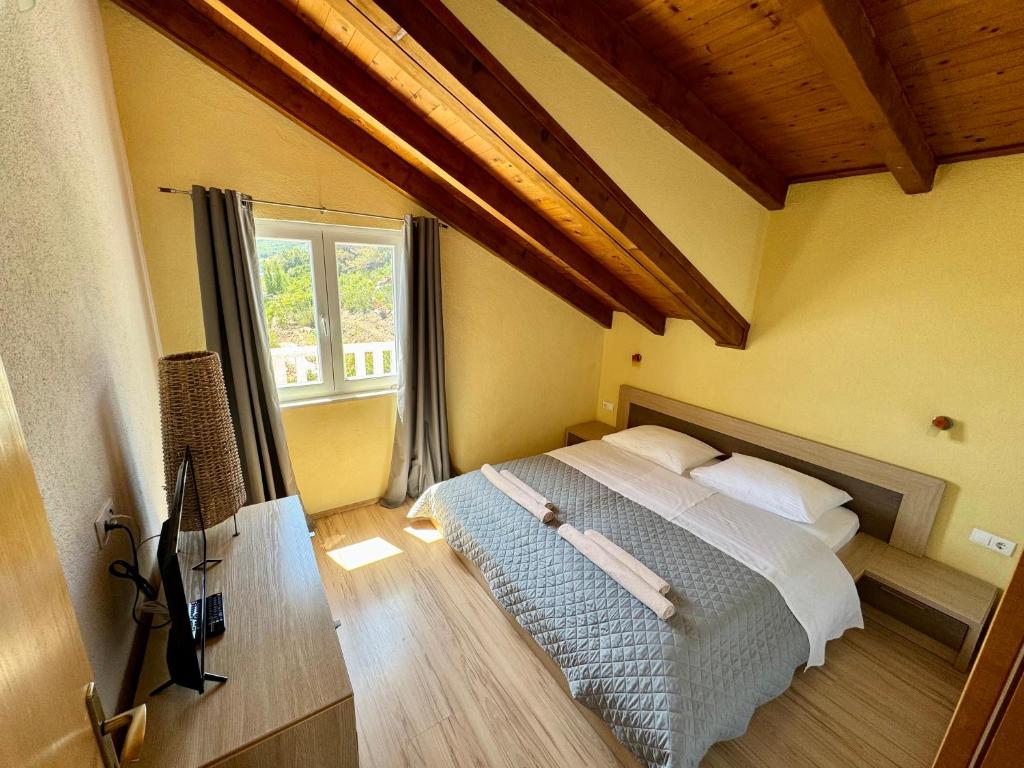 a bedroom with a large bed with a window at Apartment MORE Island Vis in Vis