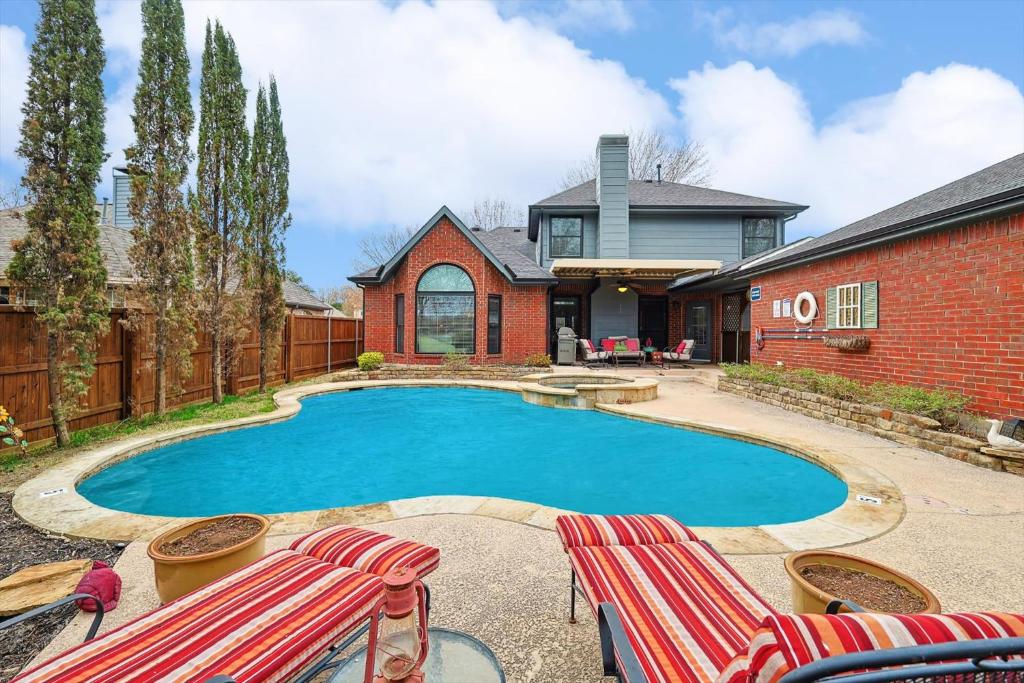Kolam renang di atau dekat dengan DFW Getaway - 4 Bedrooms Pool Oasis Media Room