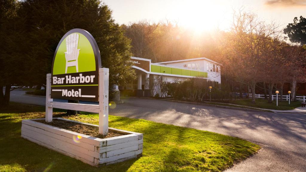un panneau indiquant un hôtel devant un bâtiment dans l'établissement Bar Harbor Motel, à Bar Harbor