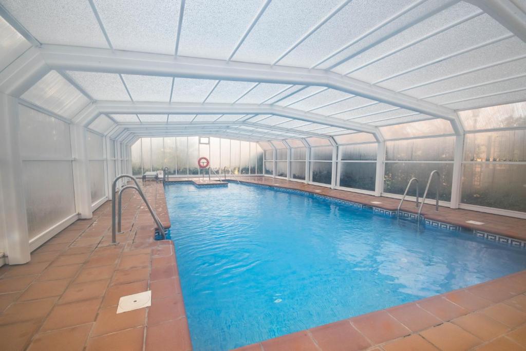 Bazén v ubytovaní Apartment with pool and private terrace with sea views in Elviria alebo v jeho blízkosti
