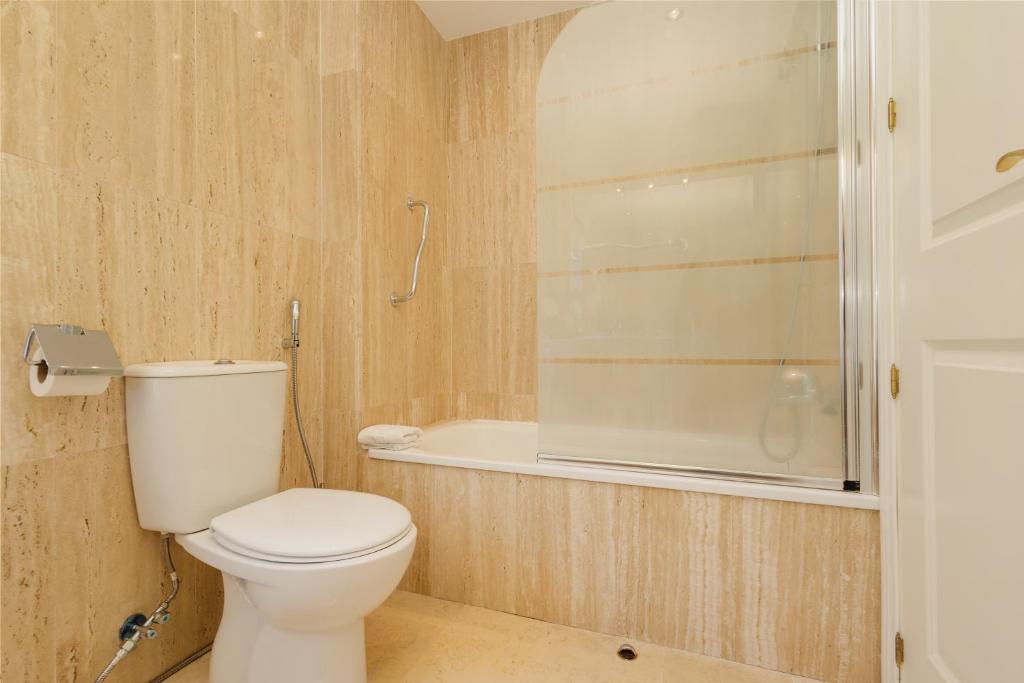 Kúpeľňa v ubytovaní Apartment with pool and private terrace with sea views in Elviria