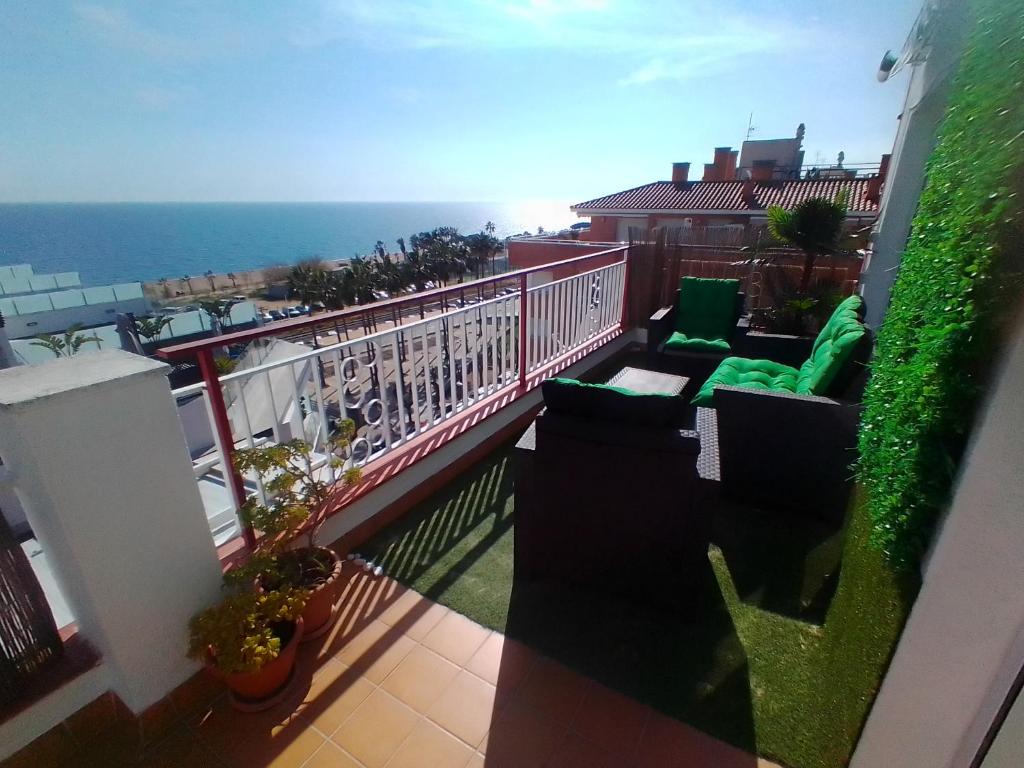 balcón con vistas al océano en terraza al mar, en Pineda de Mar