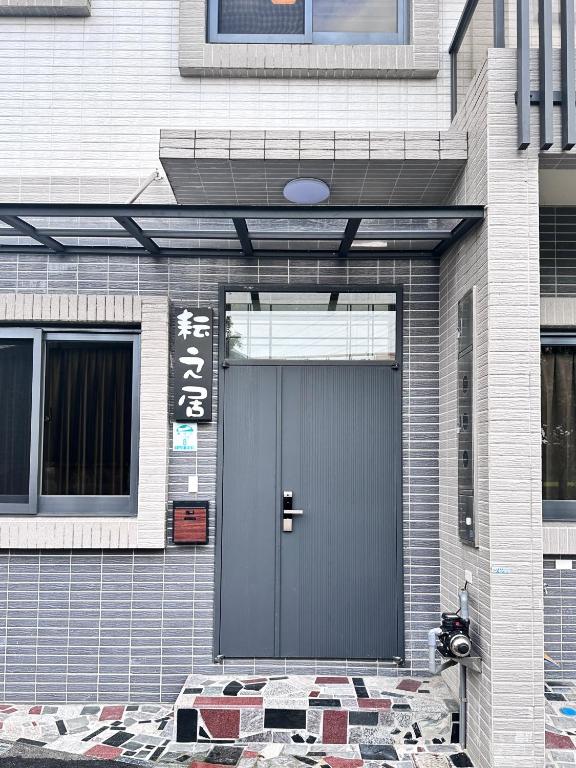 una porta grigia sul lato di un edificio di Yun B&B a Dongshan