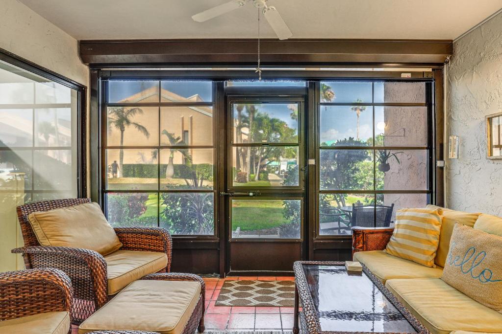 Χώρος καθιστικού στο Pool, Golf and Beach Access Fort Pierce Condo!