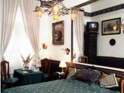 1 dormitorio con 1 cama y TV en Imre Guest House, en Budapest