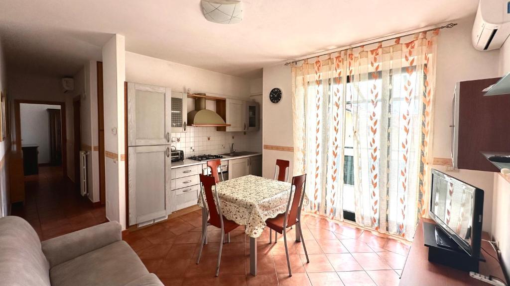 a kitchen and dining room with a table and chairs at SE095 - Marzocca, trilocale comodo al mare e ai servizi in Marzocca di Senigallia