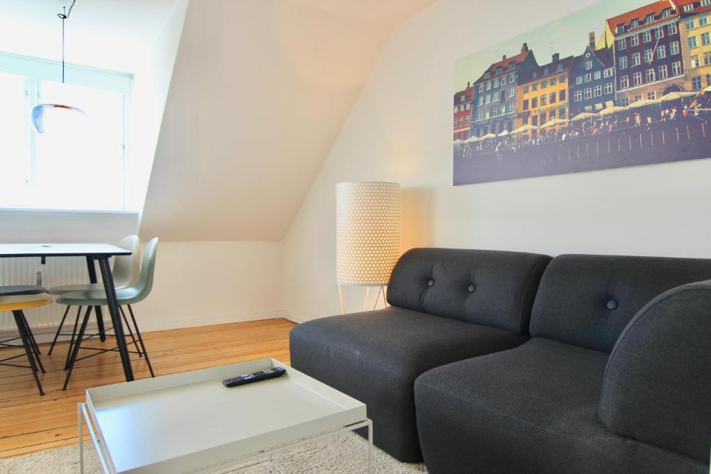 オーフスにあるCozy 1-bedroom apartment in Øgadekvarteret in central Aarhus - 43のソファとテーブルのあるリビングルーム