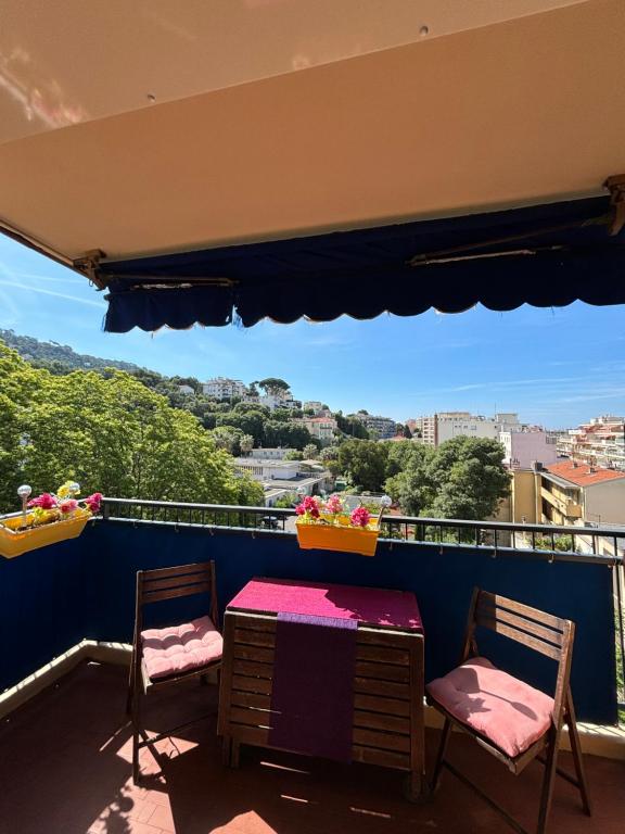 un balcon avec deux chaises et une table dans l'établissement Corniche André de Joly - T2 Lumineux au Port de Nice, à Nice