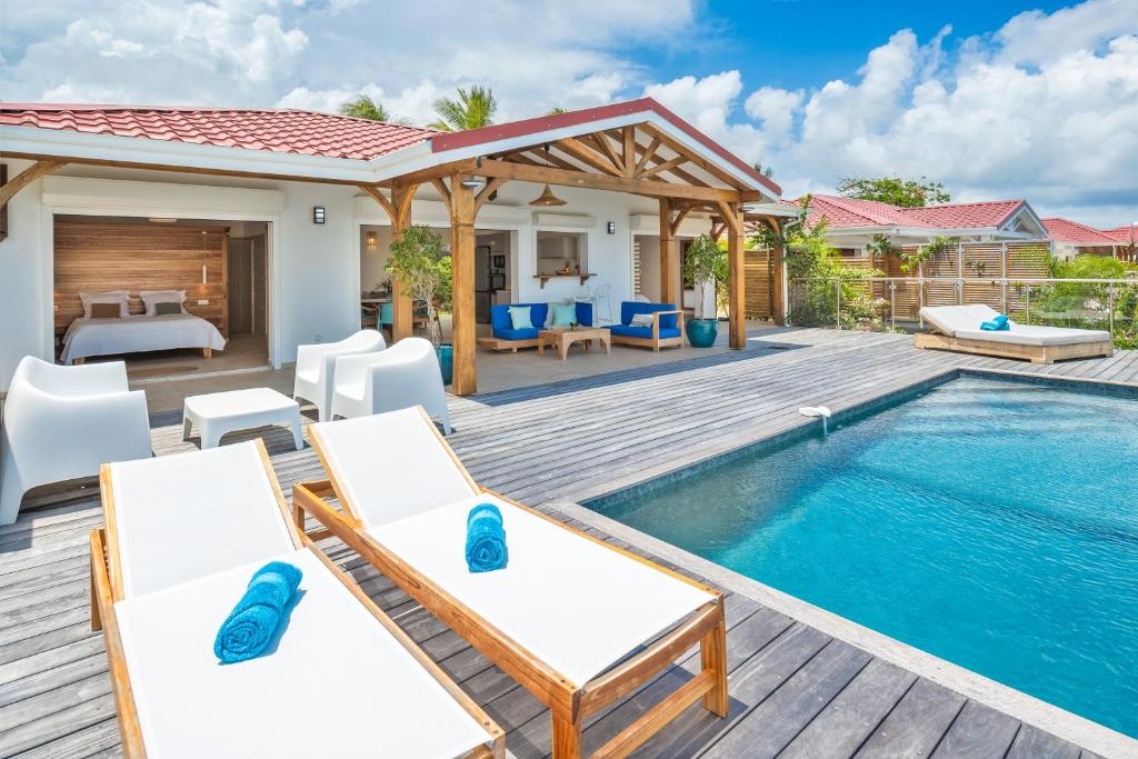 Bazén v ubytování Résidence Les Raisins Clairs - Villas standing 4 étoiles , vue sur mer panoramique & piscine à débordement nebo v jeho okolí