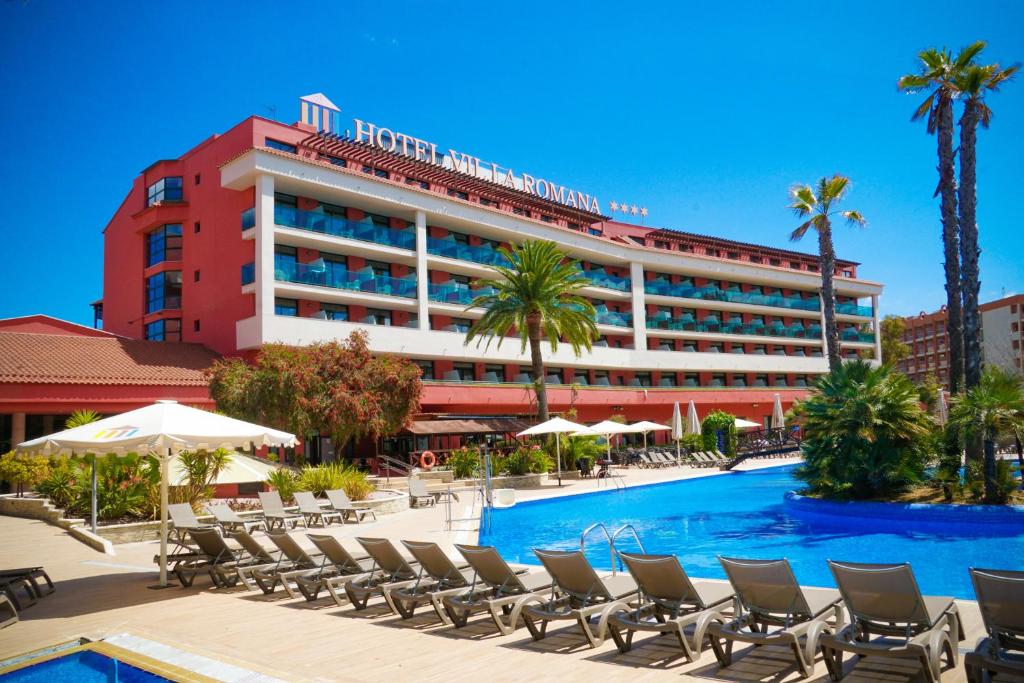 薩洛的住宿－歐特斯羅馬納別墅酒店，酒店配有躺椅和游泳池