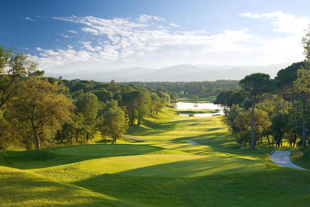 z góry widok na pole golfowe z jeziorem w obiekcie FloryMar w mieście Aguadulce