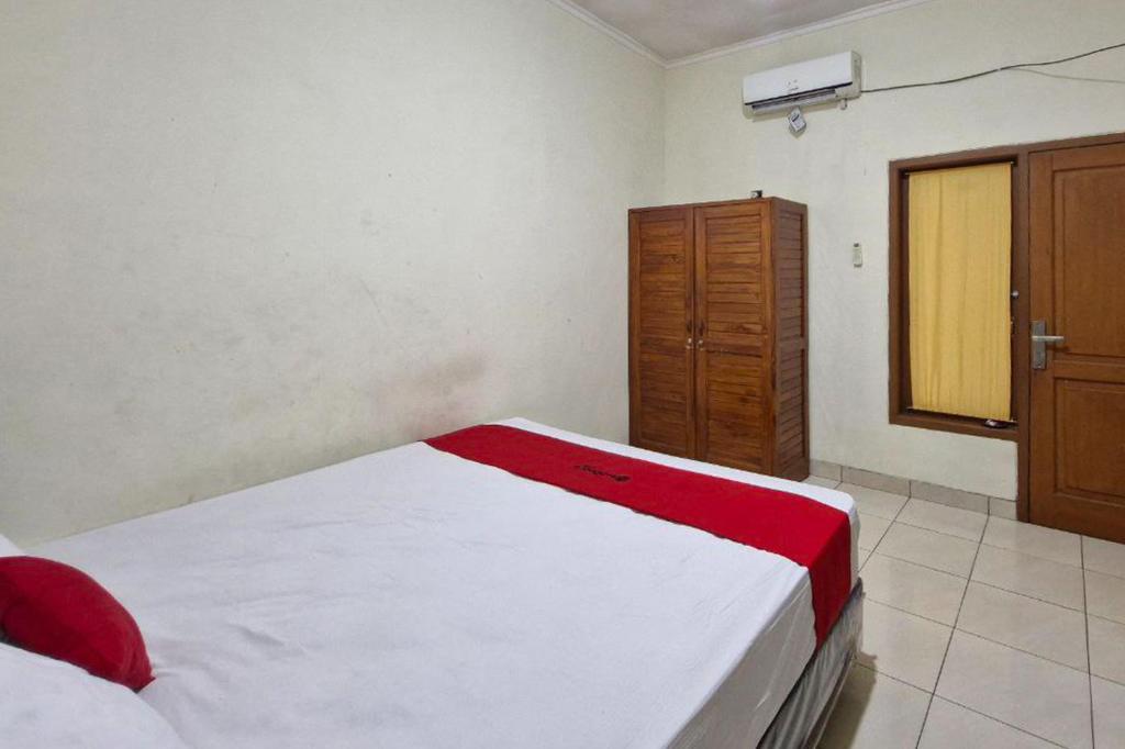 Letto o letti in una camera di Reddoorz at Griya Kampar Madiun