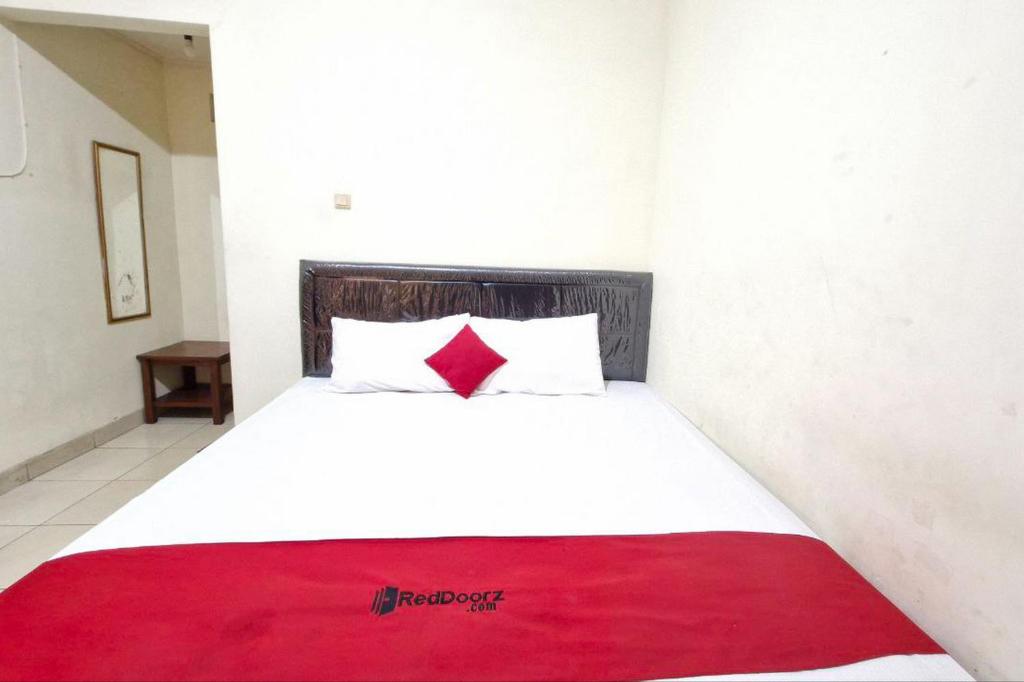 Letto o letti in una camera di Reddoorz at Griya Kampar Madiun