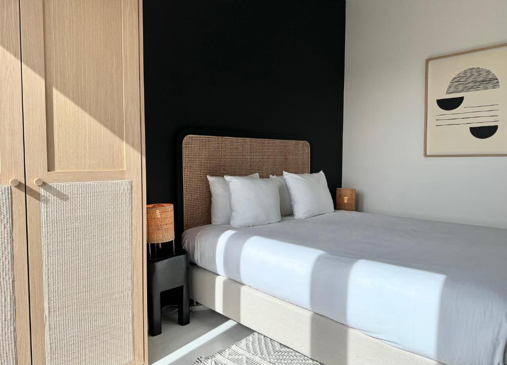 ein Schlafzimmer mit einem Bett mit weißen Kissen in der Unterkunft 3 Room Luxury Design Apartment in Gent