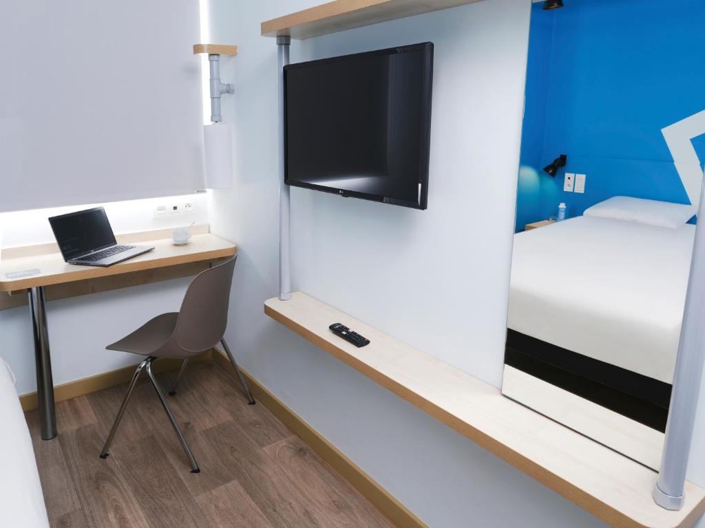 TV a/nebo společenská místnost v ubytování ibis budget Toulouse Colomiers