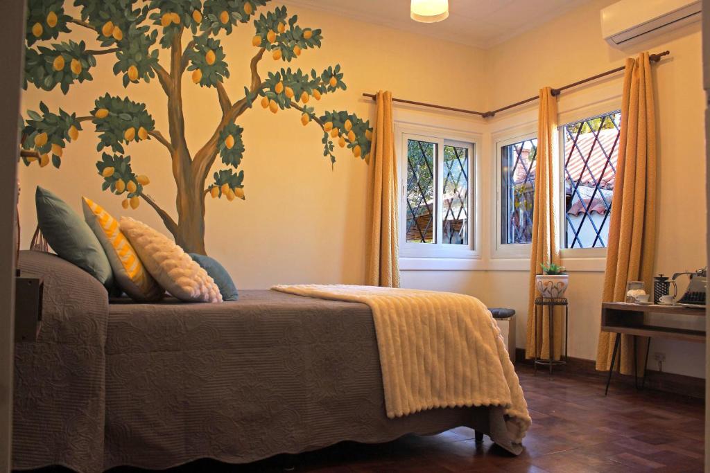 sypialnia z malowidłem drzewnym na ścianie w obiekcie JURAMA w mieście Lujan de Cuyo