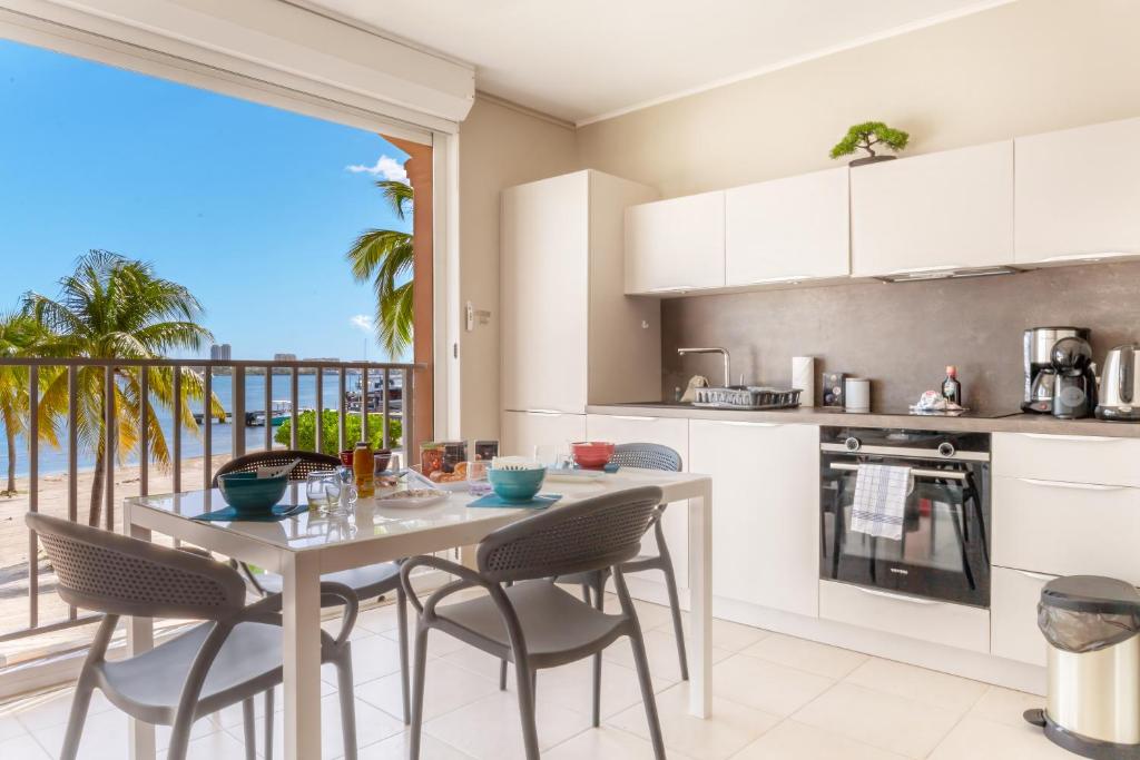 Kuchyň nebo kuchyňský kout v ubytování Vue imprenable sur le lagon, appartement 1ch 4p