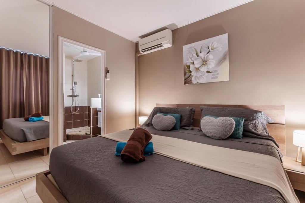 Postel nebo postele na pokoji v ubytování Vue imprenable sur le lagon, appartement 1ch 4p