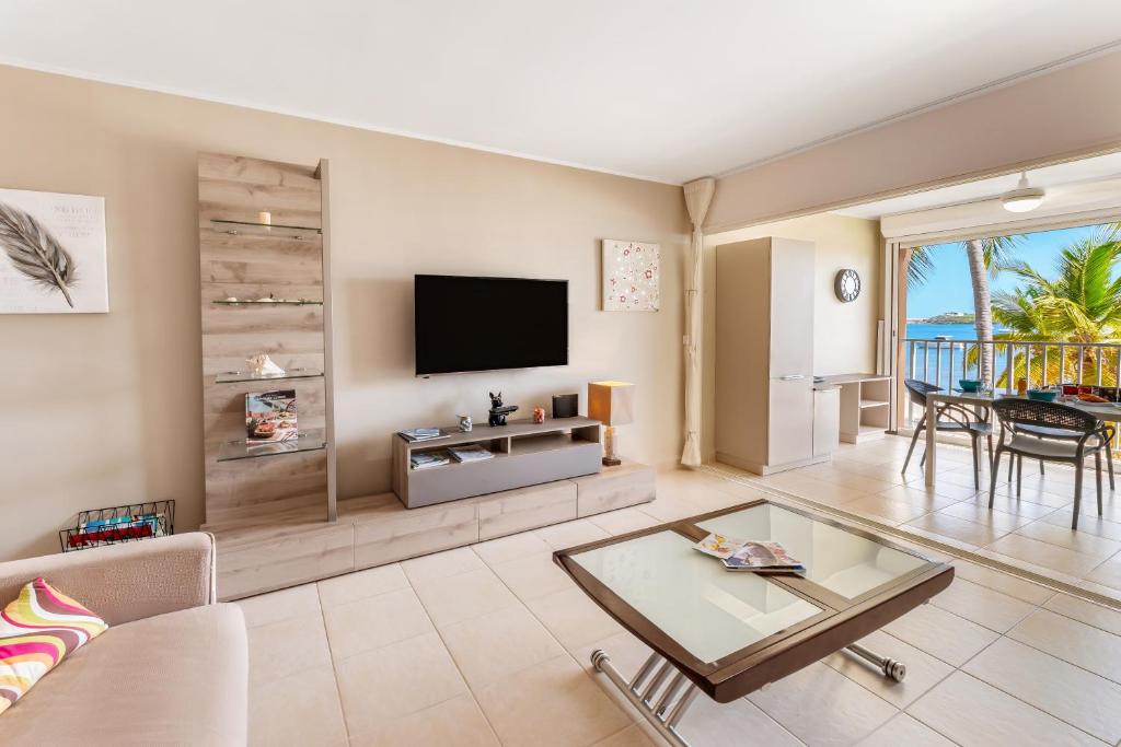 TV a/nebo společenská místnost v ubytování Vue imprenable sur le lagon, appartement 1ch 4p