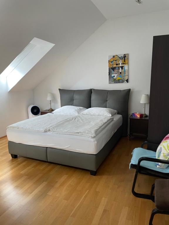ein Schlafzimmer mit einem großen Bett in einem Zimmer in der Unterkunft Kleine Ferienwohnung mit Garten in Baden