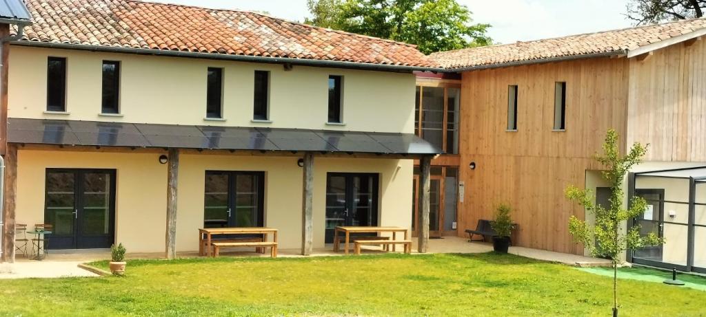 an exterior view of a house with a yard at Les Granges d'En Naoua, Grand gite avec Piscine in Maubec