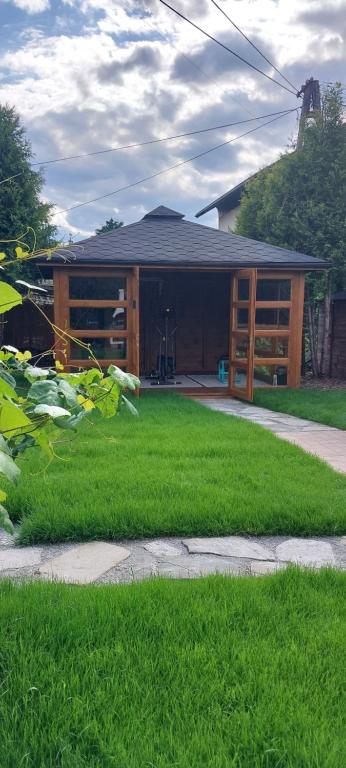 Zahrada ubytování Willa Julia-pokoje w centrum, ogród, sauna, grill
