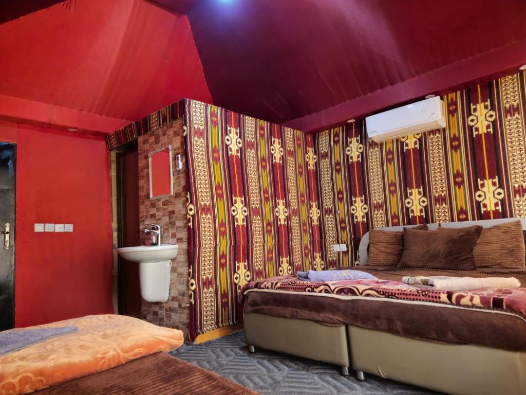 Postel nebo postele na pokoji v ubytování Shakria Bedouin Life Camp