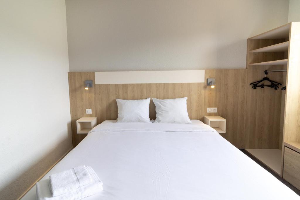Ліжко або ліжка в номері Kyriad Direct Auxerre - Appoigny
