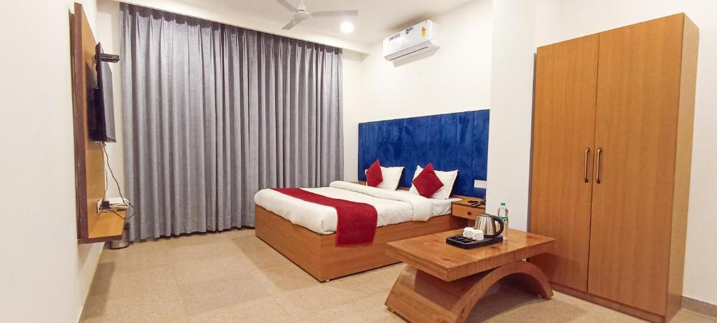 Giường trong phòng chung tại Hotel Lake View - Near Sukhna Lake