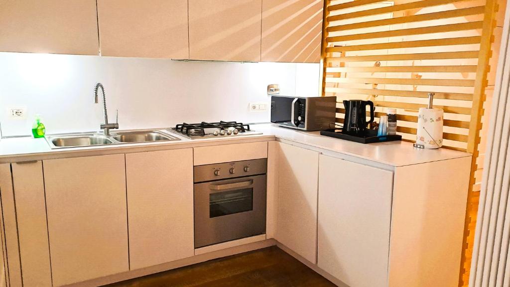 Kuchyň nebo kuchyňský kout v ubytování Trevi Beau Boutique Hotel