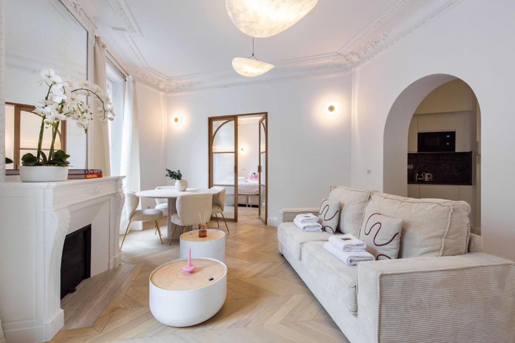 un salon avec un canapé et une cheminée dans l'établissement Charming flat - 2BD-6P - Eiffel Tower, à Paris