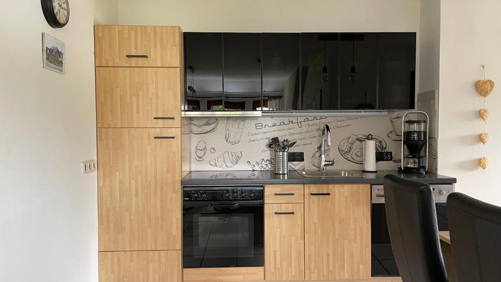 Kuchyň nebo kuchyňský kout v ubytování wunderschöne "Ferienwohnung-Simmerath" Eifel NordEifel Nationalpark