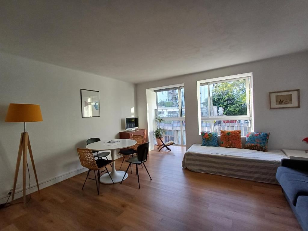 une chambre avec un lit, une table et des chaises dans l'établissement Studio lumineux, à Marseille