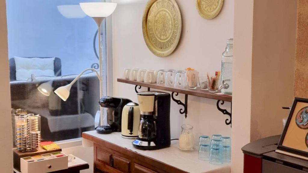 Příslušenství pro přípravu čaje a kávy v ubytování Boutique B&B Número Cuatro