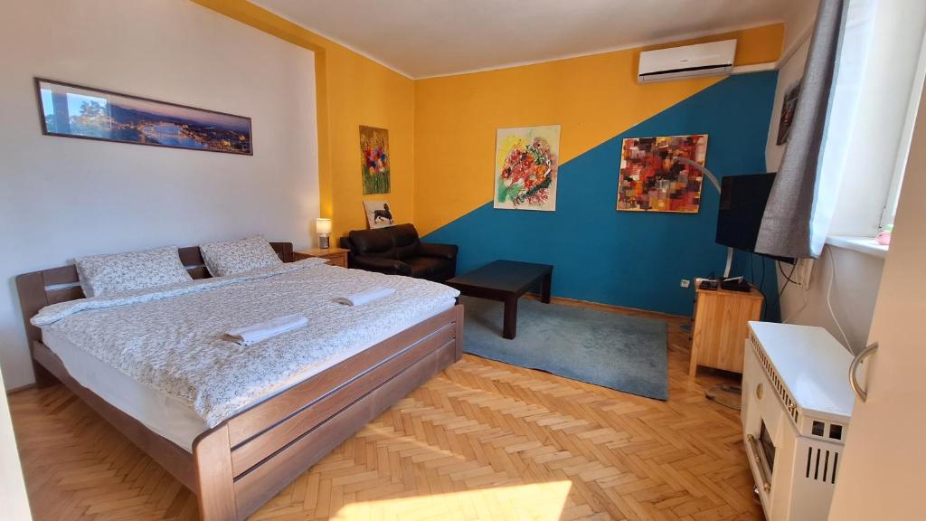 Кровать или кровати в номере Great Buda Apartman