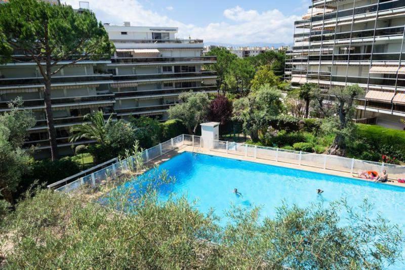 une grande piscine devant un immeuble dans l'établissement Superbe 2P proche plages - Piscine, à Juan-les-Pins