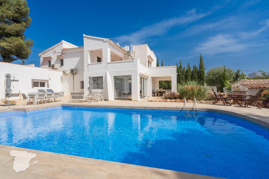 une villa avec une piscine en face d'une maison dans l'établissement Casa Fernando - CostaBlancaDreams, à Calp