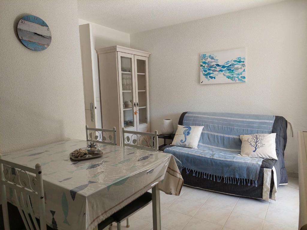 un salon avec un canapé et une table dans l'établissement Côté mer, à Sainte-Maxime